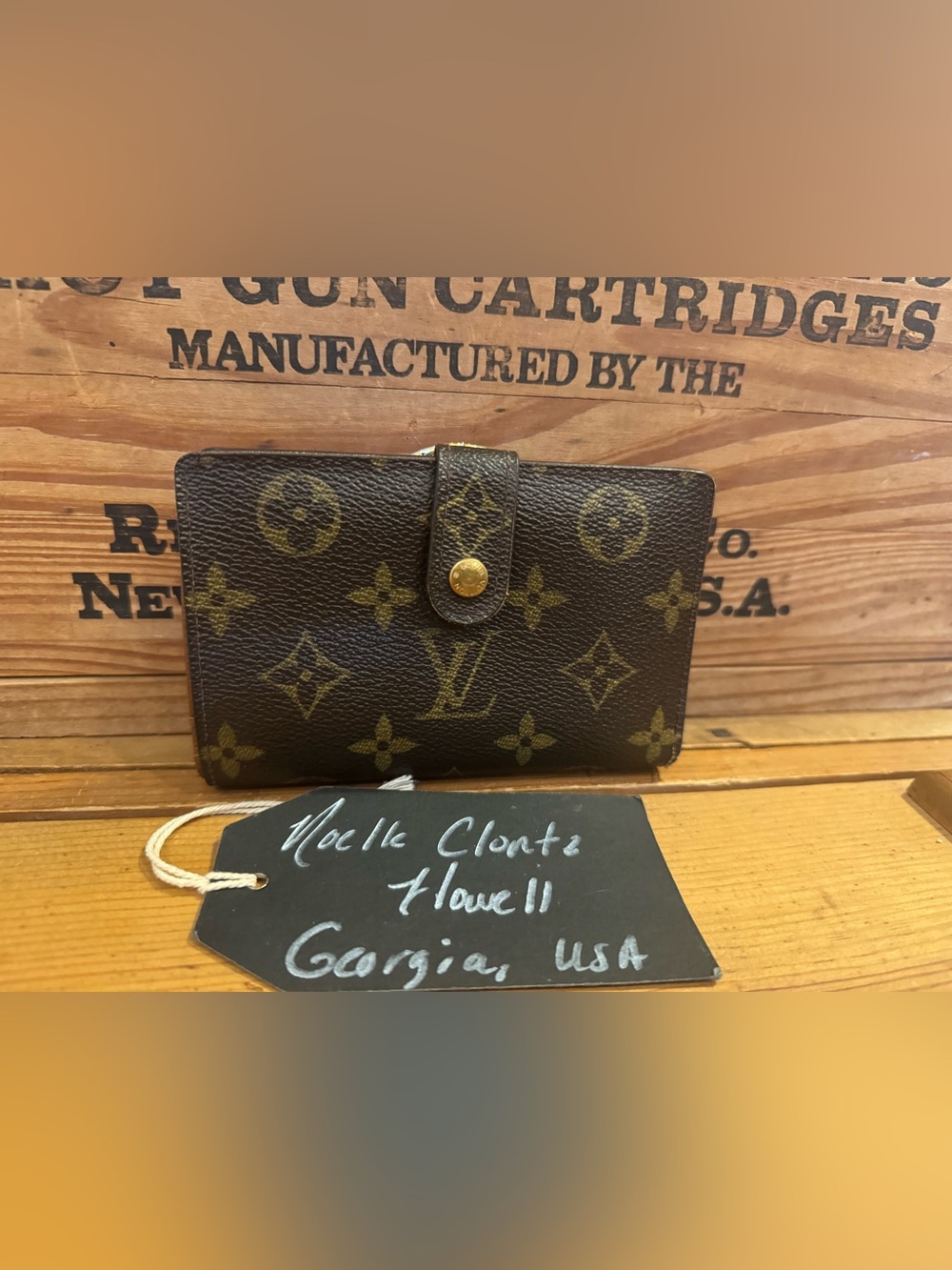 💯 Authentic Pre-loved Louis Vuitton Kisslock compact monogram wallet